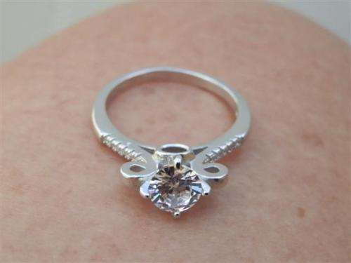 Charming solid sterling silver topaz ring - weight 3.15 g.