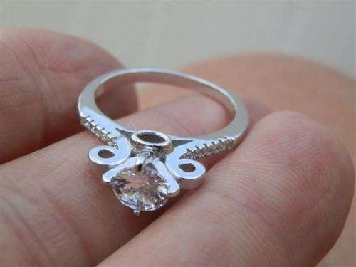 Charming solid sterling silver topaz ring - weight 3.15 g.
