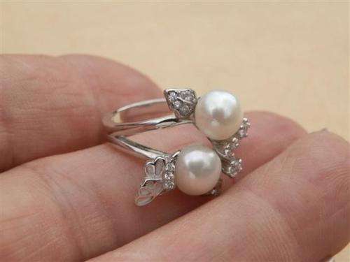 Charming solid sterling silver real pearl and topaz ring - weight 4.52 g.