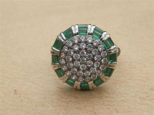 Stunning solid sterling silver ring with green and clear stones - weight 6.94 g.