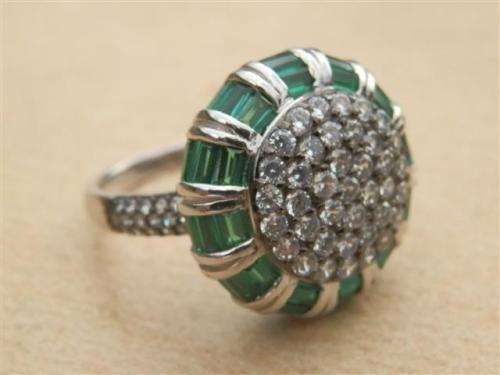 Stunning solid sterling silver ring with green and clear stones - weight 6.94 g.