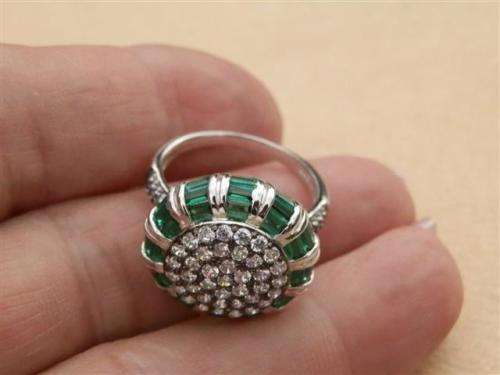 Stunning solid sterling silver ring with green and clear stones - weight 6.94 g.