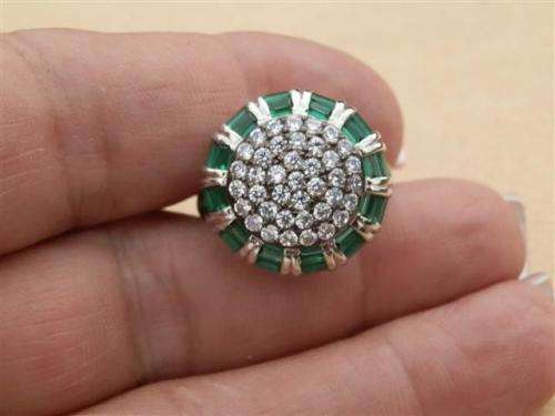Stunning solid sterling silver ring with green and clear stones - weight 6.94 g.