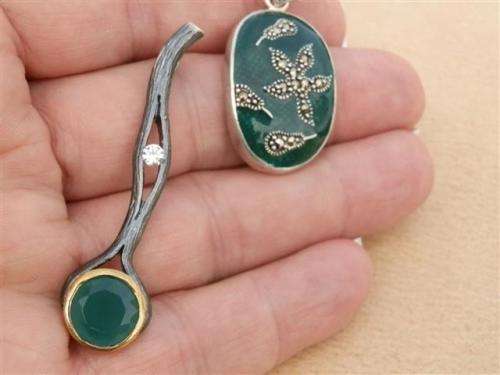 Lovely sterling silver pendants - weight 11.27 g.