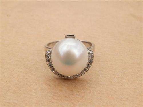 Smashing solid sterling silver natural mabe pearl ring - weight 8.04 g.