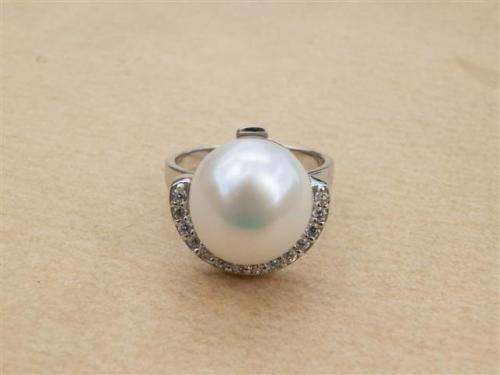 Smashing solid sterling silver natural mabe pearl ring - weight 8.04 g.