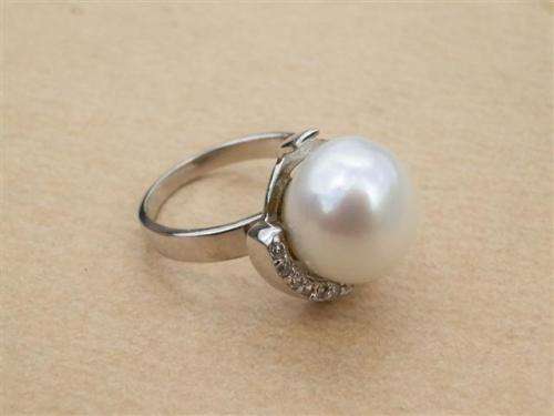 Smashing solid sterling silver natural mabe pearl ring - weight 8.04 g.