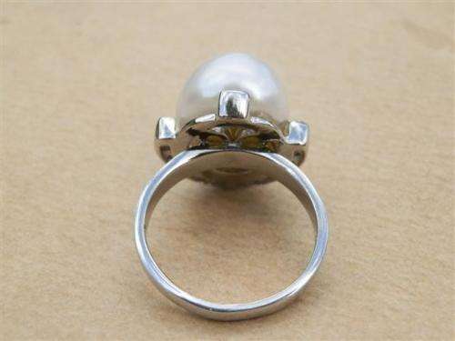 Smashing solid sterling silver natural mabe pearl ring - weight 8.04 g.