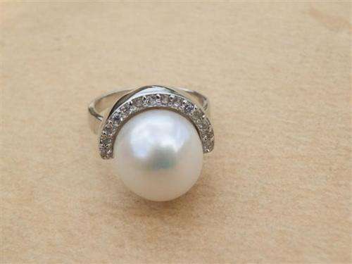 Smashing solid sterling silver natural mabe pearl ring - weight 8.04 g.