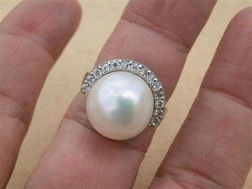 Smashing solid sterling silver natural mabe pearl ring - weight 8.04 g.