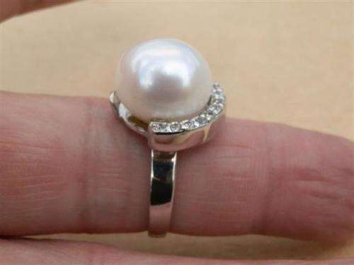 Smashing solid sterling silver natural mabe pearl ring - weight 8.04 g.