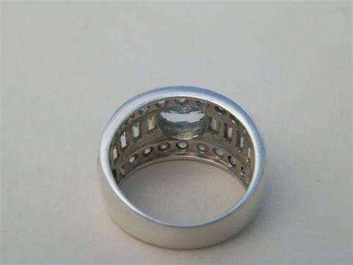 Exquisite solid sterling silver natural blue topaz ring - weight 6.97 g.