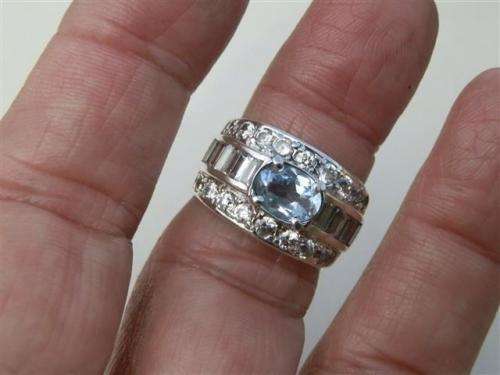 Exquisite solid sterling silver natural blue topaz ring - weight 6.97 g.