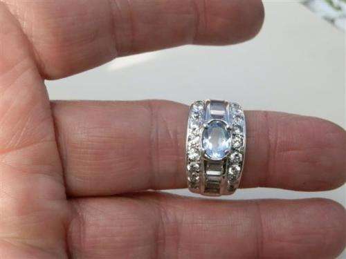 Exquisite solid sterling silver natural blue topaz ring - weight 6.97 g.