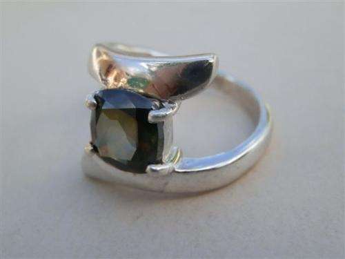 Exquisite solid sterling silver diamond ring - weight 5.3 g.