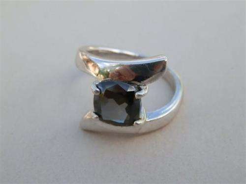 Exquisite solid sterling silver diamond ring - weight 5.3 g.