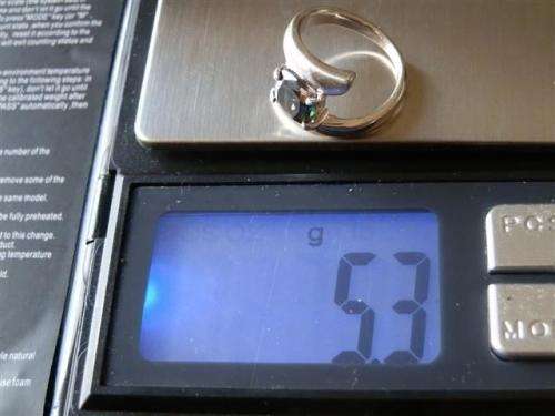 Exquisite solid sterling silver diamond ring - weight 5.3 g.