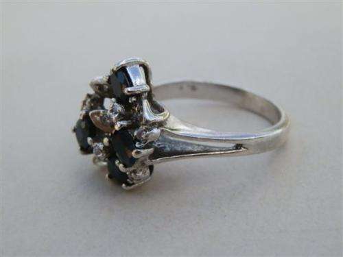 Magnificent solid sterling silver blue sapphire cluster ring - weight 4.6 g