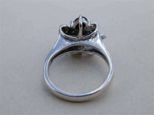 Magnificent solid sterling silver blue sapphire cluster ring - weight 4.6 g