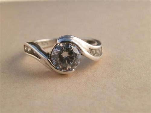 Gorgeous solid sterling silver ring - weight 3 g.
