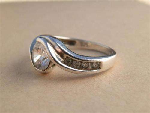 Gorgeous solid sterling silver ring - weight 3 g.
