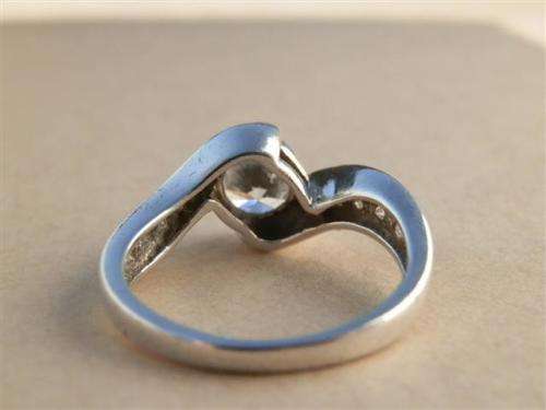 Gorgeous solid sterling silver ring - weight 3 g.