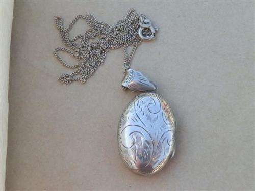 Marvelous solid sterling silver locket necklace - weight 6.4 g.