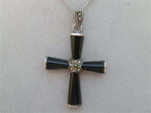 Stunning vintage solid sterling silver onyx cross pendant and chain - weight 11.93 g.