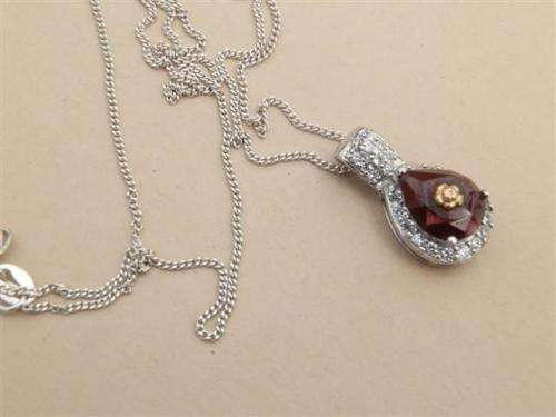 Astonishing solid 9 ct gold and sterling silver natural amethyst pendant and chain - weight 3.30 g.
