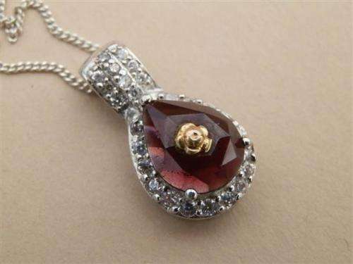 Astonishing solid 9 ct gold and sterling silver natural amethyst pendant and chain - weight 3.30 g.
