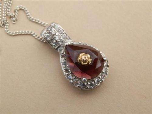Astonishing solid 9 ct gold and sterling silver natural amethyst pendant and chain - weight 3.30 g.