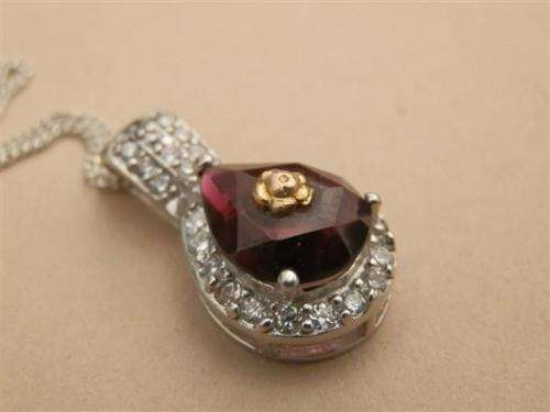 Astonishing solid 9 ct gold and sterling silver natural amethyst pendant and chain - weight 3.30 g.