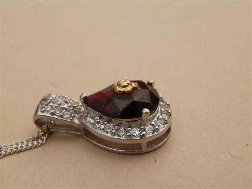 Astonishing solid 9 ct gold and sterling silver natural amethyst pendant and chain - weight 3.30 g.