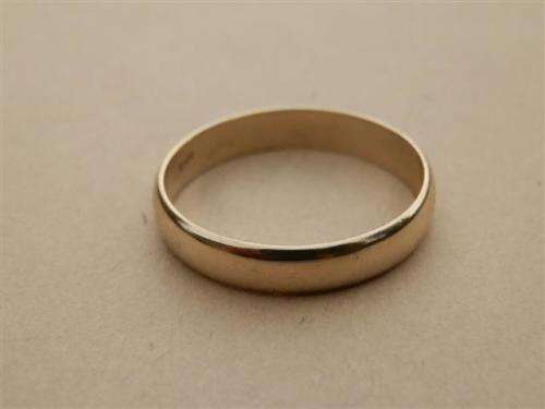 Charming solid 9 ct gold wedding band