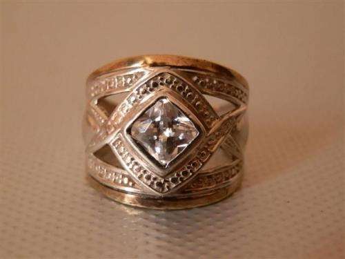 Gorgeous Solid 9 ct Gold and Sterling Silver Ring