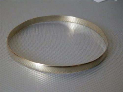 Elegant Solid 9 ct Yellow Gold 5mm Bangle - weight 7 g (2)