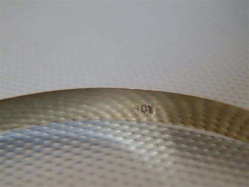 Elegant Solid 9 ct Yellow Gold 5mm Bangle - weight 7 g (2)