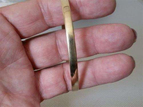 Elegant Solid 9 ct Yellow Gold 5mm Bangle - weight 7 g (2)
