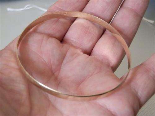 Elegant Solid 9 ct Yellow Gold 5mm Bangle - weight 7 g (2)