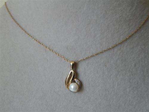9 ct Gold Pearl Ring & Diamond and Pearl Necklace Set