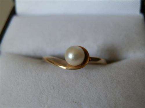 9 ct Gold Pearl Ring & Diamond and Pearl Necklace Set