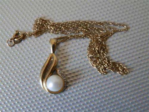 9 ct Gold Pearl Ring & Diamond and Pearl Necklace Set