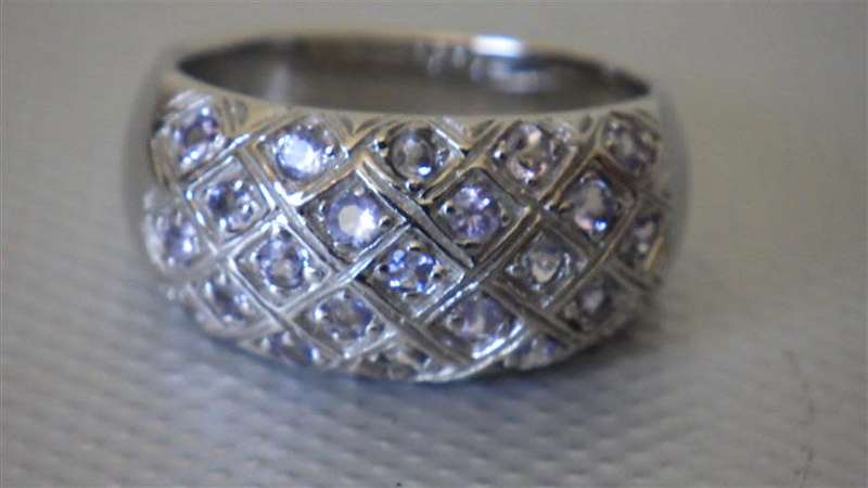 Stunning Sterling Silver Tanzanite Ring - weight 5.3 g