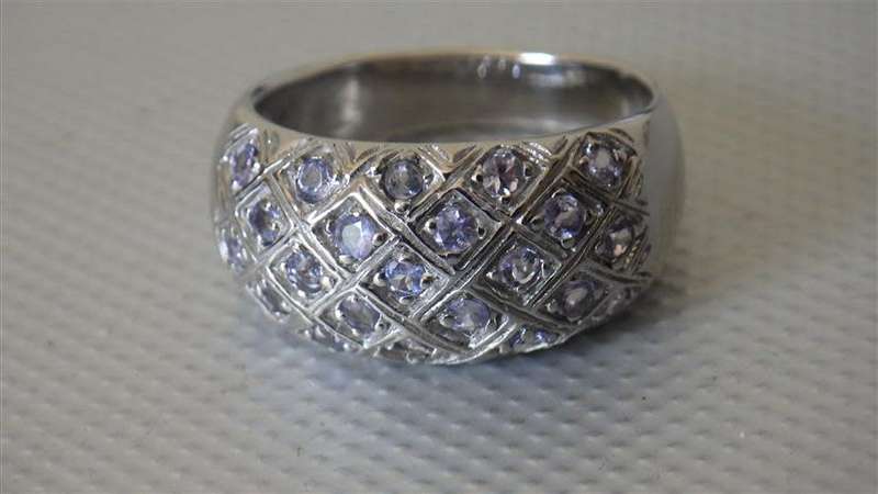Stunning Sterling Silver Tanzanite Ring - weight 5.3 g