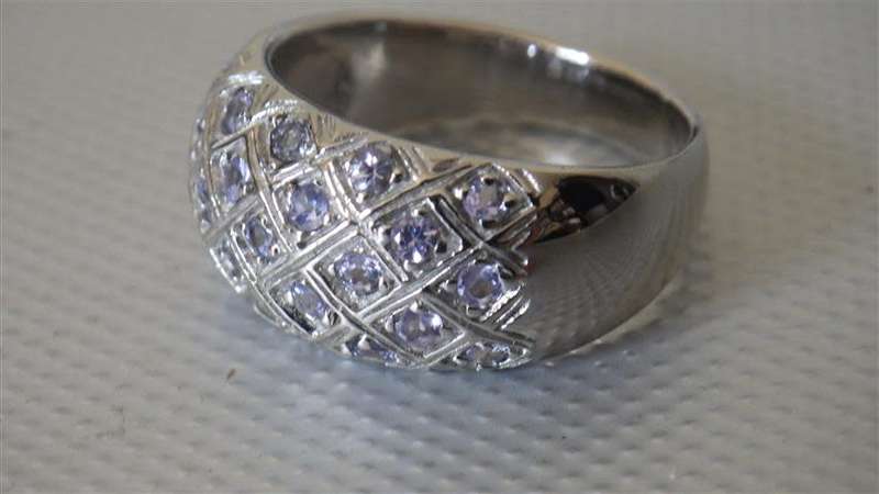Stunning Sterling Silver Tanzanite Ring - weight 5.3 g