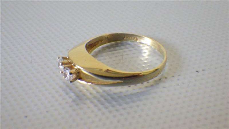 Elegant 9 ct Gold Ring