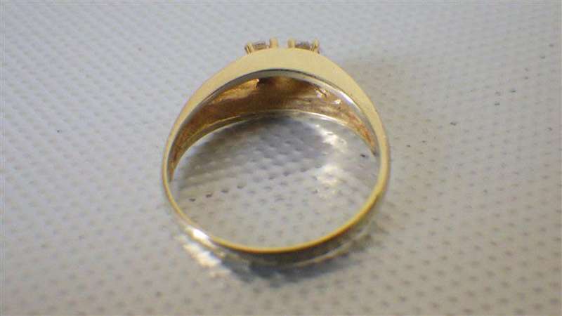 Elegant 9 ct Gold Ring