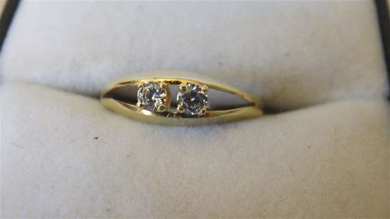 Elegant 9 ct Gold Ring
