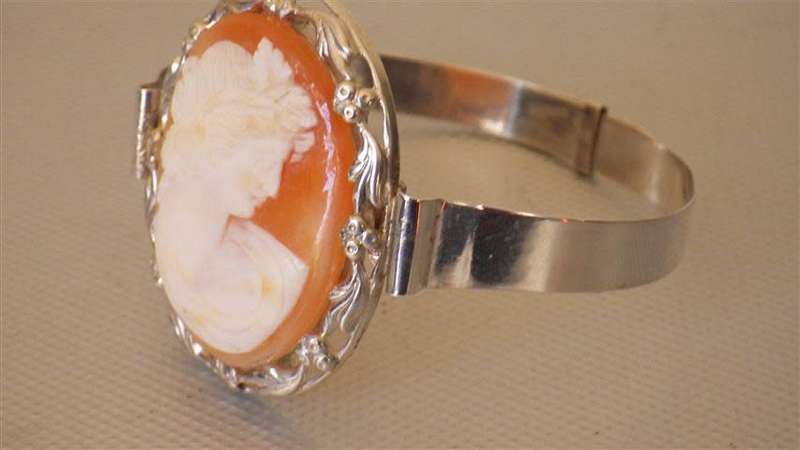 Magnificent Vintage Sterling Silver Cameo Bangle - weight 20.5 g