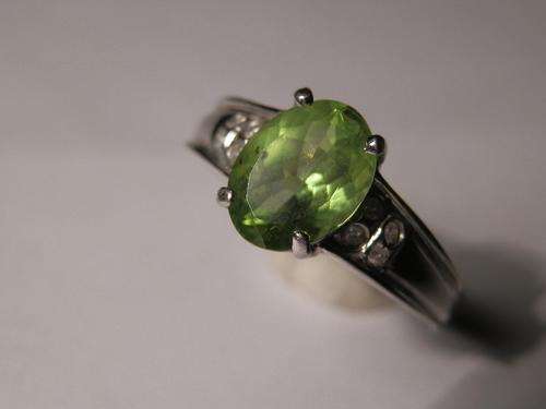 14K white gold peridot & diamond ring